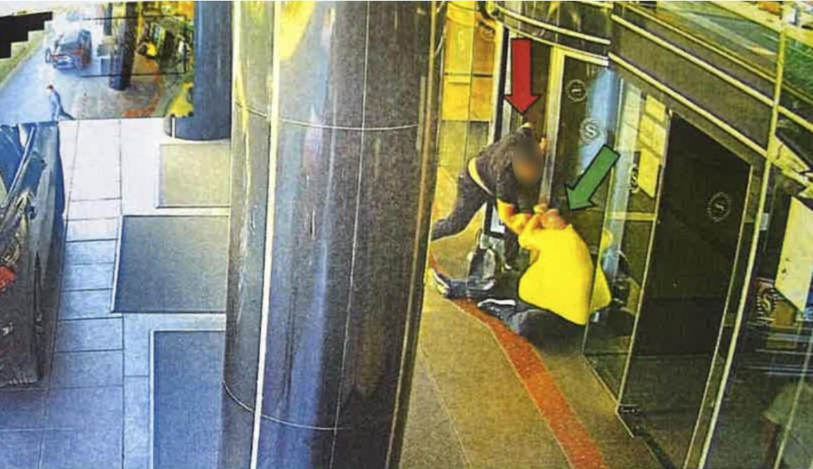 DO SADA NEVIĐENE FOTOGRAFIJE SA SIGURNOSNIH KAMERA PREBIJANJA SAŠE MIRKOVIĆA: Monstruozno iživljavanje! Kako je moguće da je Velibor Popović Pop posle OVAKVOG ZLOČINA NA SLOBODI?