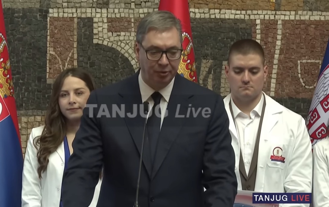 Država ulaže ogroman novac u zdravstvo: Vučić dodelio ugovore o radu najboljim diplomcima medicinskih fakulteta i škola