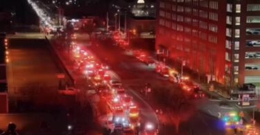 Više od 300 vozila hitnih službi priredilo praznični light show ispred Dečije bolnice u Detroitu