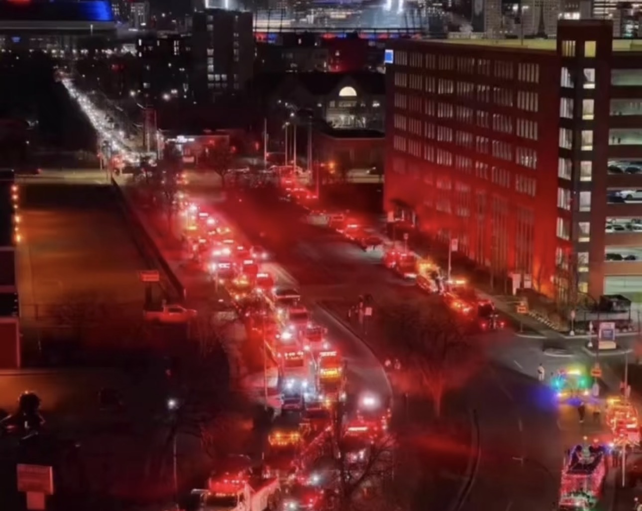 Više od 300 vozila hitnih službi priredilo praznični light show ispred Dečije bolnice u Detroitu