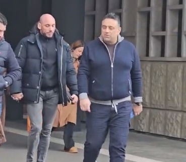 KRVNIK VELIBOR POPOVIĆ POP BRZIM KORAKOM NAPUSTIO SUD NAKON SUOČAVANJA SA SAŠOM MIRKOVIĆEM!