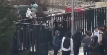 Petnaestogodišnjak nožem napao čuvara i učenike u školi, povređeno više osoba foto: Beograddanas