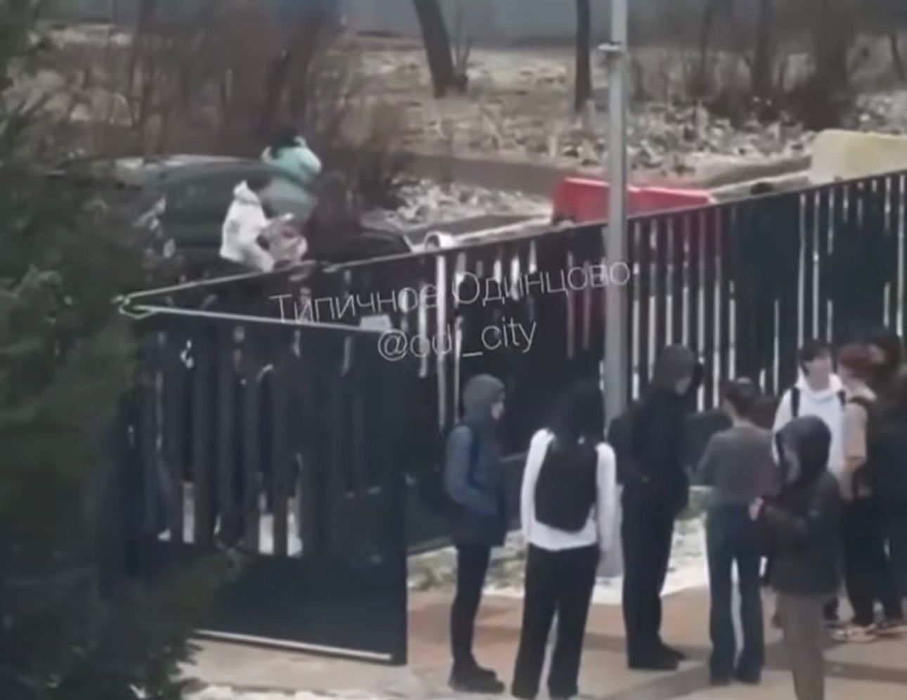 Petnaestogodišnjak nožem napao čuvara i učenike u školi, povređeno više osoba foto: Beograddanas