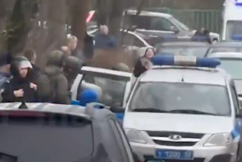 Prvi snimci nakon napada u školi: Dečak ubica imao jeziv natpis na majici, policija u šoku šta je sve pronašla