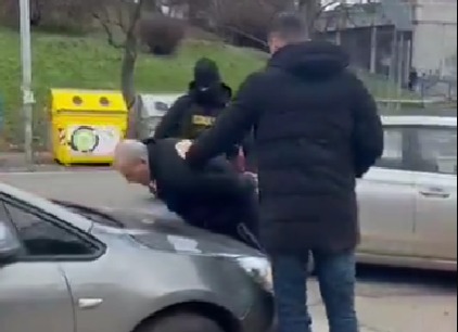 OBJAVLJEN SNIMAK HAPŠENJA MONSTRUMA KOJI JE UBADAO BAKU U VRAT I GLAVU PRED UNUKOM (VIDEO)