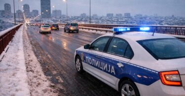 Hodao po ivici na mostu Gazela: Policajci smirili momka i skinuli ga sa ograde