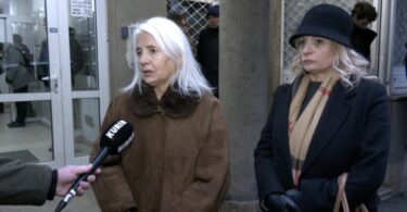 IZVRŠITELJI DOLAZE DANAS DA ISELE LJILJANU! KOMŠIJE NAPRAVILE ŽIVI ZID, PRISUTAN I ADVOKAT! Beograđanka opet na meti: "Inspektori kruže oko zgrade"