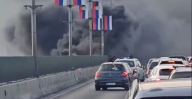 GORI AUTOMOBIL NA MOSTU NA GAZELI: Veliki broj HITNIH SLUŽBI na licu mesta (FOTO)