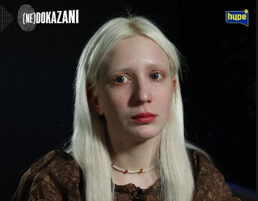 "URINIRALI SU MI PO STVARIMA! MISLE DA SAM ZARAZNA!" Ispovest ALBINO devojke u emisiji "(NE)DOKAZANI"