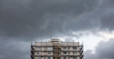 Foto:ilustracija skok sa zgrade