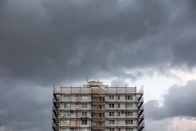 Foto:ilustracija skok sa zgrade