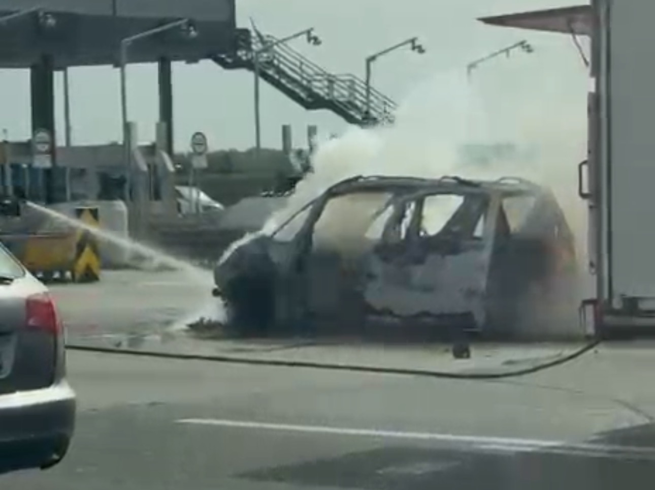 Zapalio se automobil na auto-putu Novi Sad – Beograd: Vatrogasci brzo intervenisali, nema informacija o povređenima