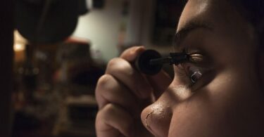 ZBOG VEŠTAČKIH TREPAVICA NIJE VIDELA JEDINI SIMPTOM TUMORA MOZGA: Žena tvrdi da je uzrok bila kontracepcija