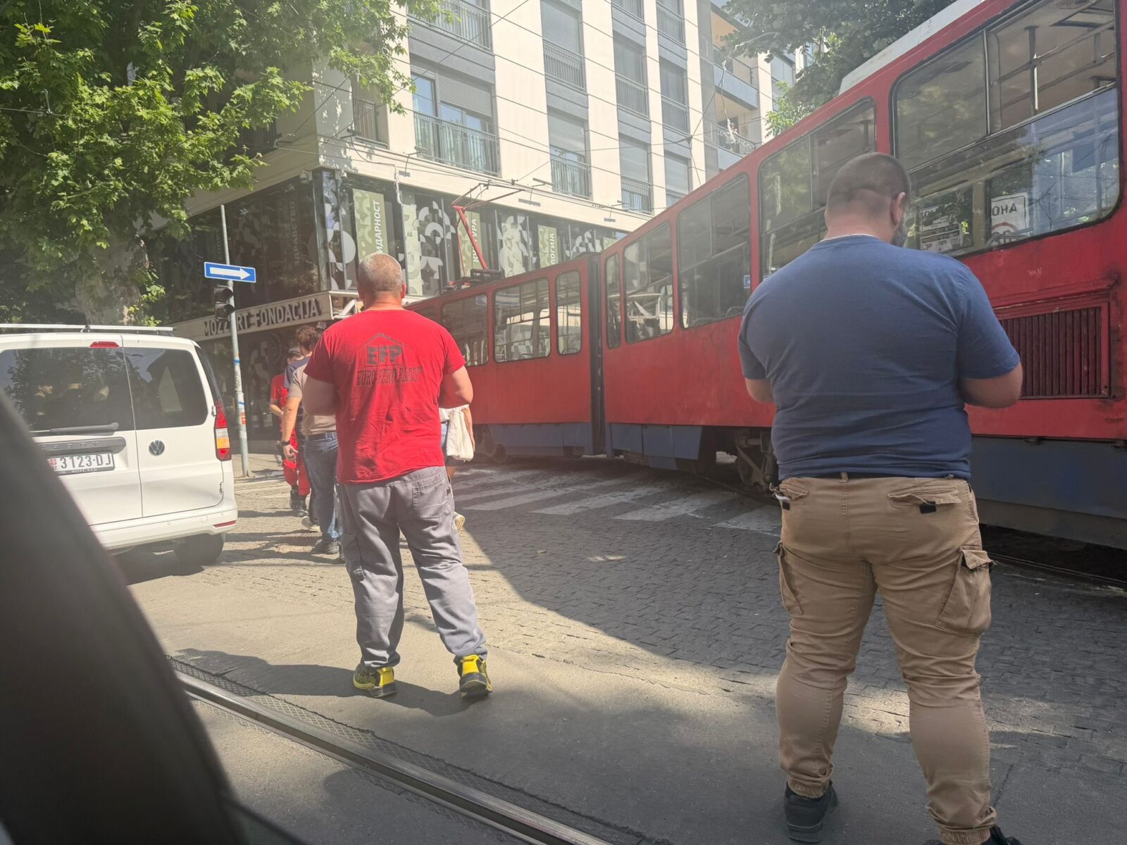 Tramvaj iskočio iz šina i zabio se u zgradu - ima povređenih