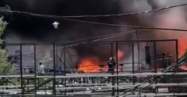 Dramatične scene na Makišu: Plamen guta splavove, vatrogasci u borbi sa stihijom